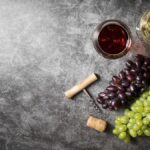 014410800_1609293648-Fakta-Gizi-Minuman-Anggur-Merah-dan-Anggur-Putih-by--Freepik