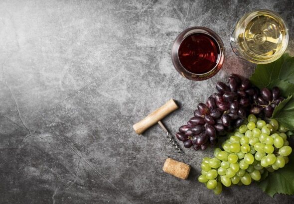 014410800_1609293648-Fakta-Gizi-Minuman-Anggur-Merah-dan-Anggur-Putih-by--Freepik